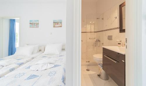 A bathroom at Agia Anna Living