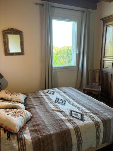 une chambre avec un grand lit avec une fenêtre dans l'établissement Chambre chez l'habitant à la campagne, à Mazerolles