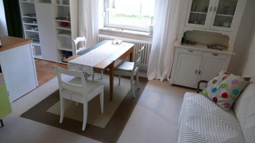 eine Küche mit einem Tisch, Stühlen und einem Sofa in der Unterkunft Ferienwohnung Wolfshagen in Wolfshagen