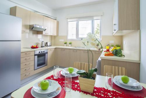 ครัวหรือมุมครัวของ Omerou Apartment
