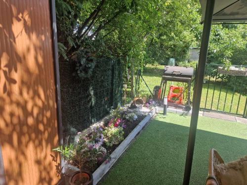 Κήπος έξω από το Le jasmin