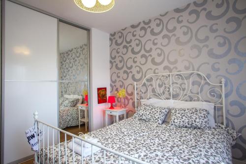 Кровать или кровати в номере Omerou Apartment