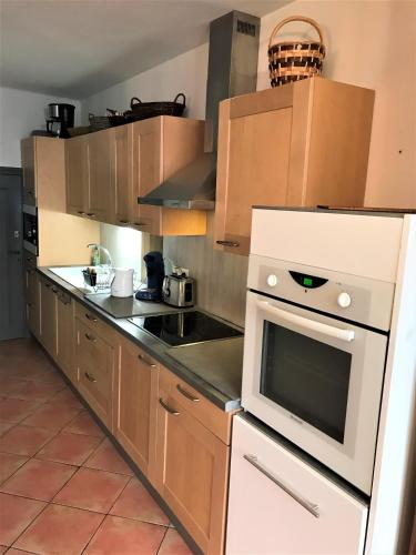 Il comprend une cuisine équipée d'un four blanc et d'une cuisinière. dans l'établissement Le Perchoir, à Mérindol