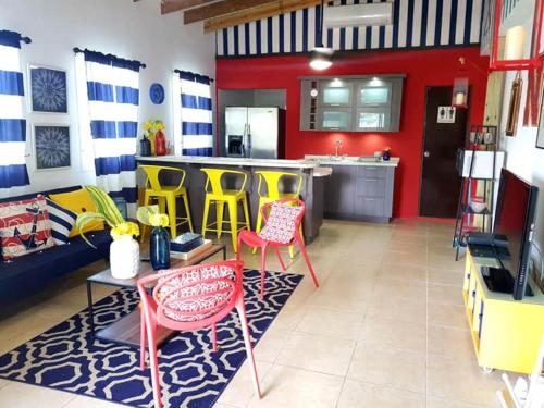Kuchyň nebo kuchyňský kout v ubytování Cheerful Family Home, Boqueron Beach 5 minutes