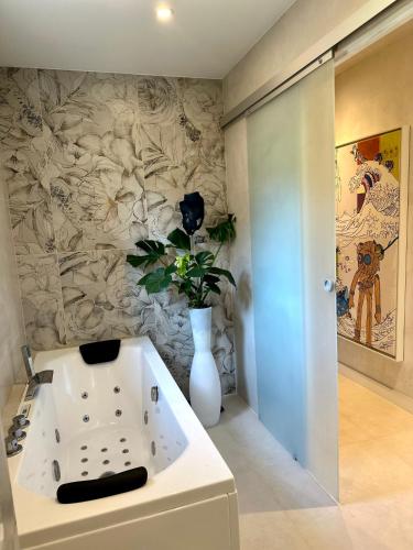 La salle de bains est pourvue d'un lavabo et d'un vase sur le mur. dans l'établissement la maison de l'artiste, à Tourrettes-sur-Loup