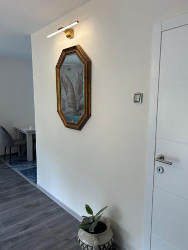 a mirror on a wall next to a table at Kosmaj Ruža vetrova in Sopot