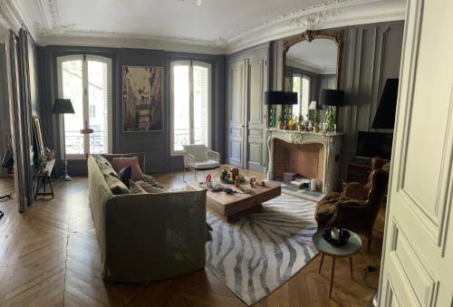 un salon avec un canapé et une cheminée dans l'établissement Monceau Paris 8, à Paris