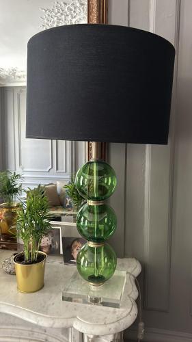 une lampe en verre vert assise au-dessus d'une table dans l'établissement Monceau Paris 8, à Paris