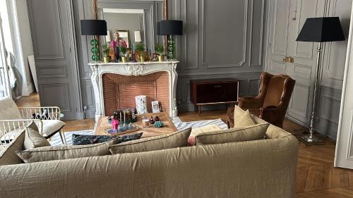 un salon avec un canapé et une cheminée dans l'établissement Monceau Paris 8, à Paris