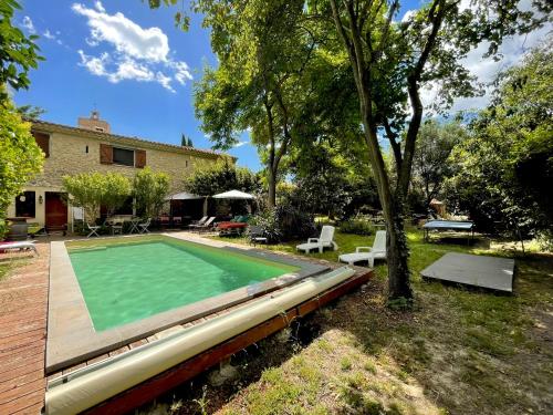 une piscine dans l'arrière-cour d'une maison dans l'établissement Grange rénovée, jardin privé et piscine partagée, à Poussan