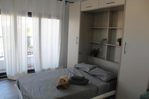 a bedroom with a bed with two towels on it at Honey Studio in Colmenar