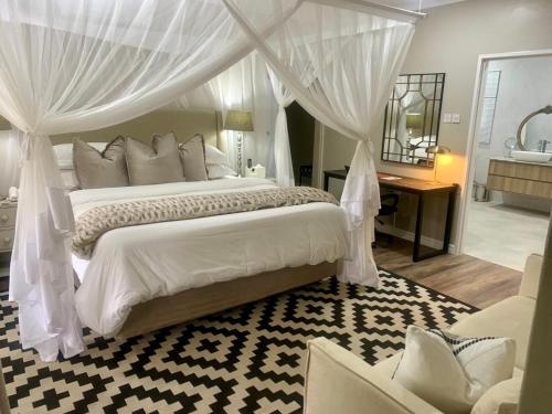 Letto o letti in una camera di The Leslie Executive Hotel