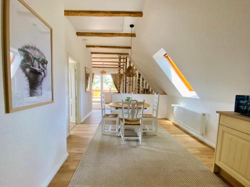 Ruang duduk di Ferienwohnung Straußenblick Dachgeschoss - keine Monteure