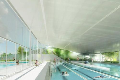 - une piscine avec des personnes dans l'établissement Gîte de campagne, à Yvetot Bocage