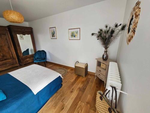 une chambre avec un lit, une table et une chaise dans l'établissement Le Moulin de Chazelle, à Cormatin