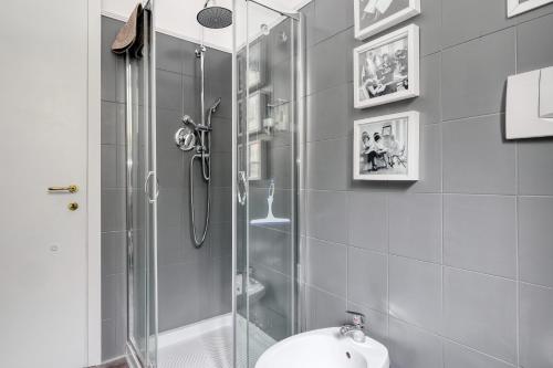 a bathroom with a shower and a toilet and a sink at Maison Saporiti in Vigevano