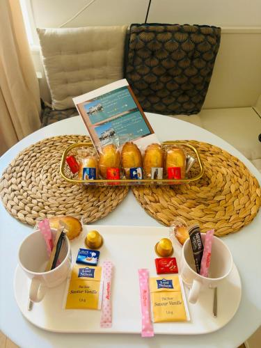 - une table avec un plateau de nourriture dans l'établissement Cosy Appart - Plage à 2min - Casino à 1min, à Trouville-sur-Mer