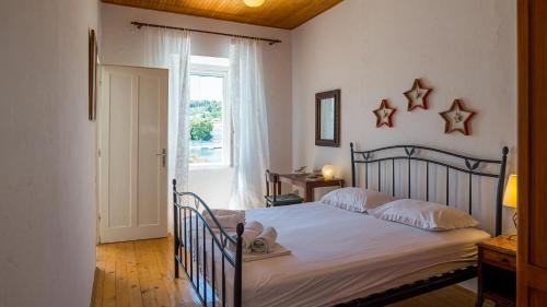 Giường trong phòng chung tại Oleander House