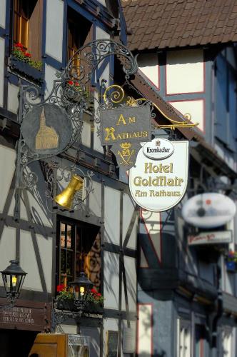 a sign on the side of a building at Hotel Goldflair am Rathaus in Korbach