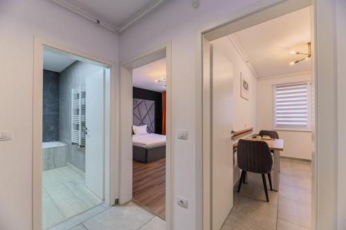Un baño con escritorio y un dormitorio. en KOA - Twin Tower, en Brasov