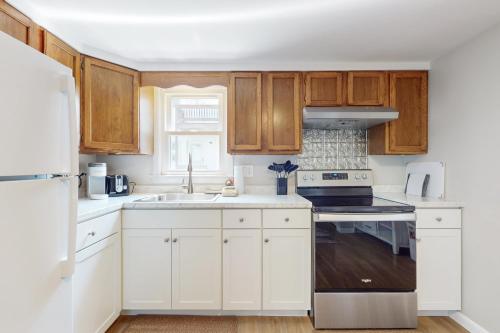 Una cocina o cocineta en Gull's Getaway