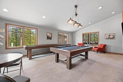 a room with a ping pong table and a pool table at The Cottonwood in Lead