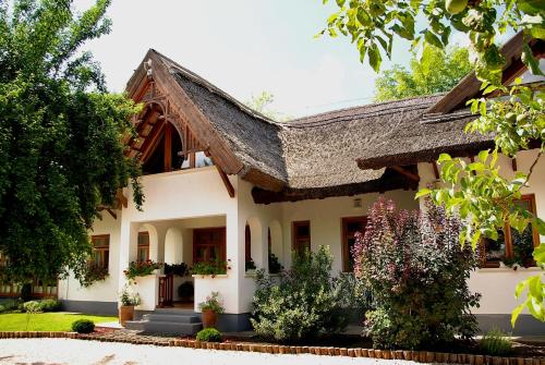 a house with a thatched roof at Reichelhausen Vendégház in Kiskunhalas