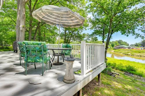Zahrada ubytování Waterfront Gladwin Home with Deck and Fire Pit!