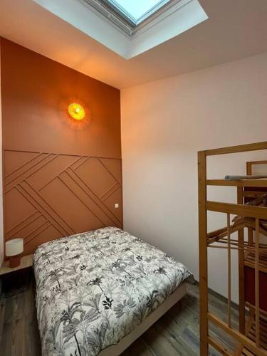 une chambre avec un lit dans une pièce avec un plafond dans l'établissement Escapade Plouhatine, à Plouha