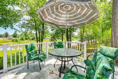Zahrada ubytování Waterfront Gladwin Home with Deck and Fire Pit!