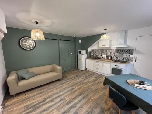 un salon avec un canapé et une cuisine dans l'établissement Escapade Plouhatine, à Plouha