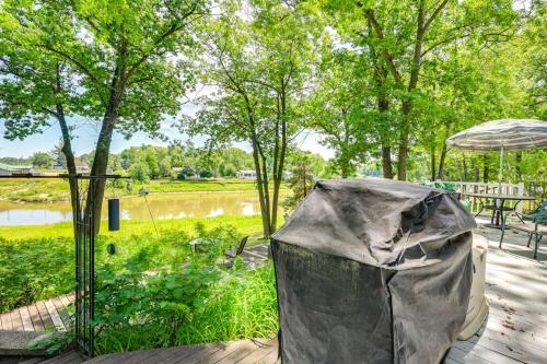 Zahrada ubytování Waterfront Gladwin Home with Deck and Fire Pit!
