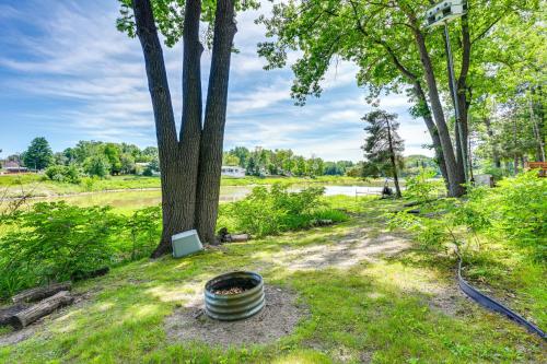 Zahrada ubytování Waterfront Gladwin Home with Deck and Fire Pit!
