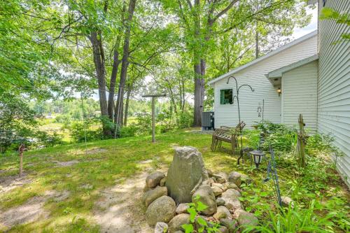 Zahrada ubytování Waterfront Gladwin Home with Deck and Fire Pit!