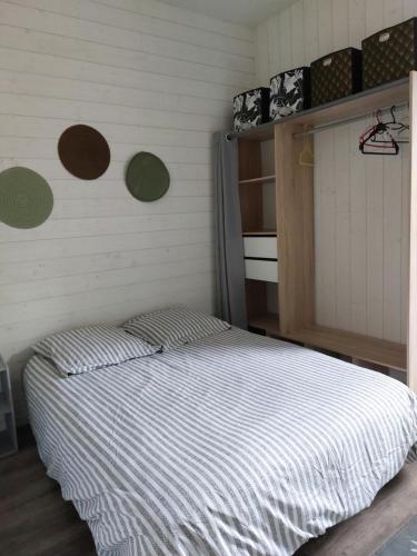 une chambre avec un lit dans une pièce dans l'établissement Le Chanzy, à Cholet