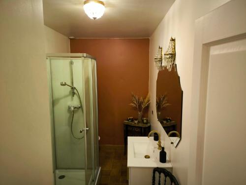 une salle de bain avec une douche et un lavabo et une cabine de douche en verre dans l'établissement Le Moulin de Chazelle, à Cormatin