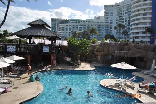 Piscina de la sau aproape de Luxury Beachfront 3 Bedroom Miami Beach Condo,