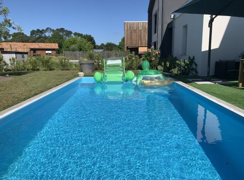 Maison au calme avec piscine chauffée à 10 mn des plages
