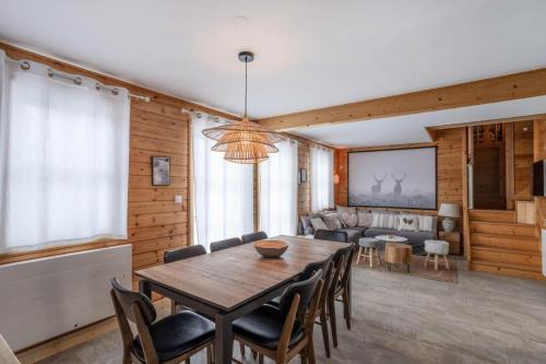 une salle à manger avec une table et des chaises dans l'établissement Les Chalets de Flaine Hameau - maeva Home - Chalet 5 Pièces 10 Personnes - Exclusive MAE-0944, à Flaine