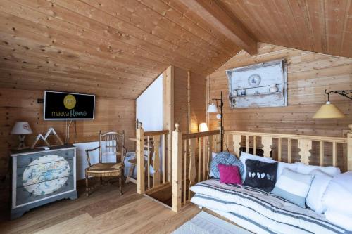 une chambre avec un lit et une cheminée dans une cabine dans l'établissement Les Chalets de Flaine Hameau - maeva Home - Chalet 5 Pièces 10 Personnes - Exclusive MAE-0944, à Flaine