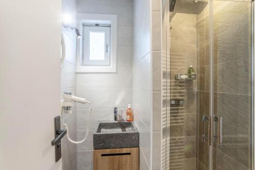 une salle de bain avec un lavabo et une douche dans l'établissement Les Chalets de Flaine Hameau - maeva Home - Chalet 5 Pièces 10 Personnes - Exclusive MAE-0944, à Flaine