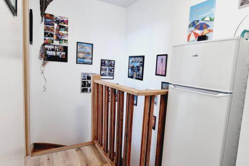 une cuisine avec un réfrigérateur blanc et un escalier dans l'établissement l'Ecrin de l'Aa - Thalassa 2, à Grand-Fort-Philippe