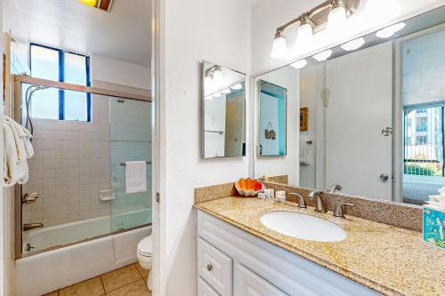 Ένα μπάνιο στο Breakwater Escape A 200 - Spacious Condo with BBQ grill, board games, and fireplace