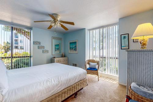 Ένα ή περισσότερα κρεβάτια σε δωμάτιο στο Breakwater Escape A 200 - Spacious Condo with BBQ grill, board games, and fireplace