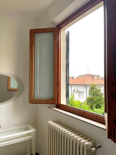 a window in a room with a radiator at Appartamento Aurora Empoli - Firenze in Empoli