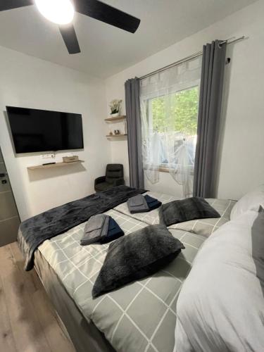 Postel nebo postele na pokoji v ubytování Apartmenthaus am Seeblick