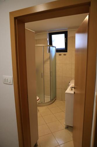 Bilik mandi di Apartma Pers