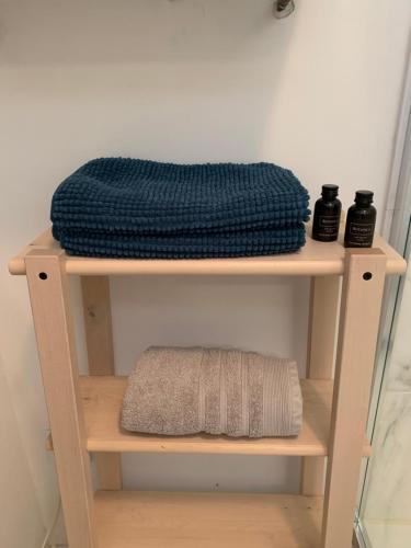 une étagère avec une couverture bleue et deux bibelots dans l'établissement Studio 33m2 avec Terrasse, à Cassis