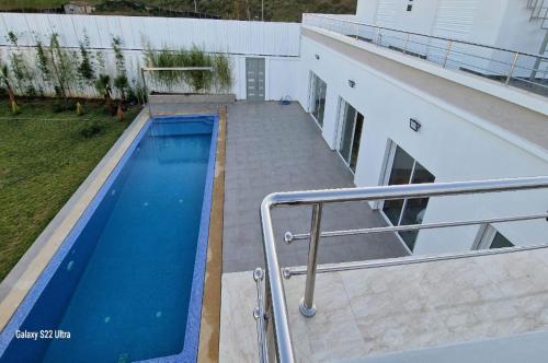 a swimming pool on the side of a building at Villa Fares Assilah 2 in Asilah