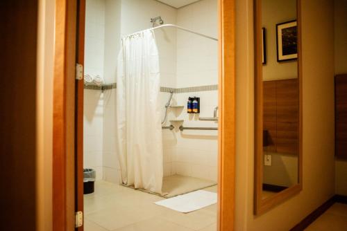 a shower with a white shower curtain in a bathroom at Comfort Hotel Sertãozinho in Sertãozinho